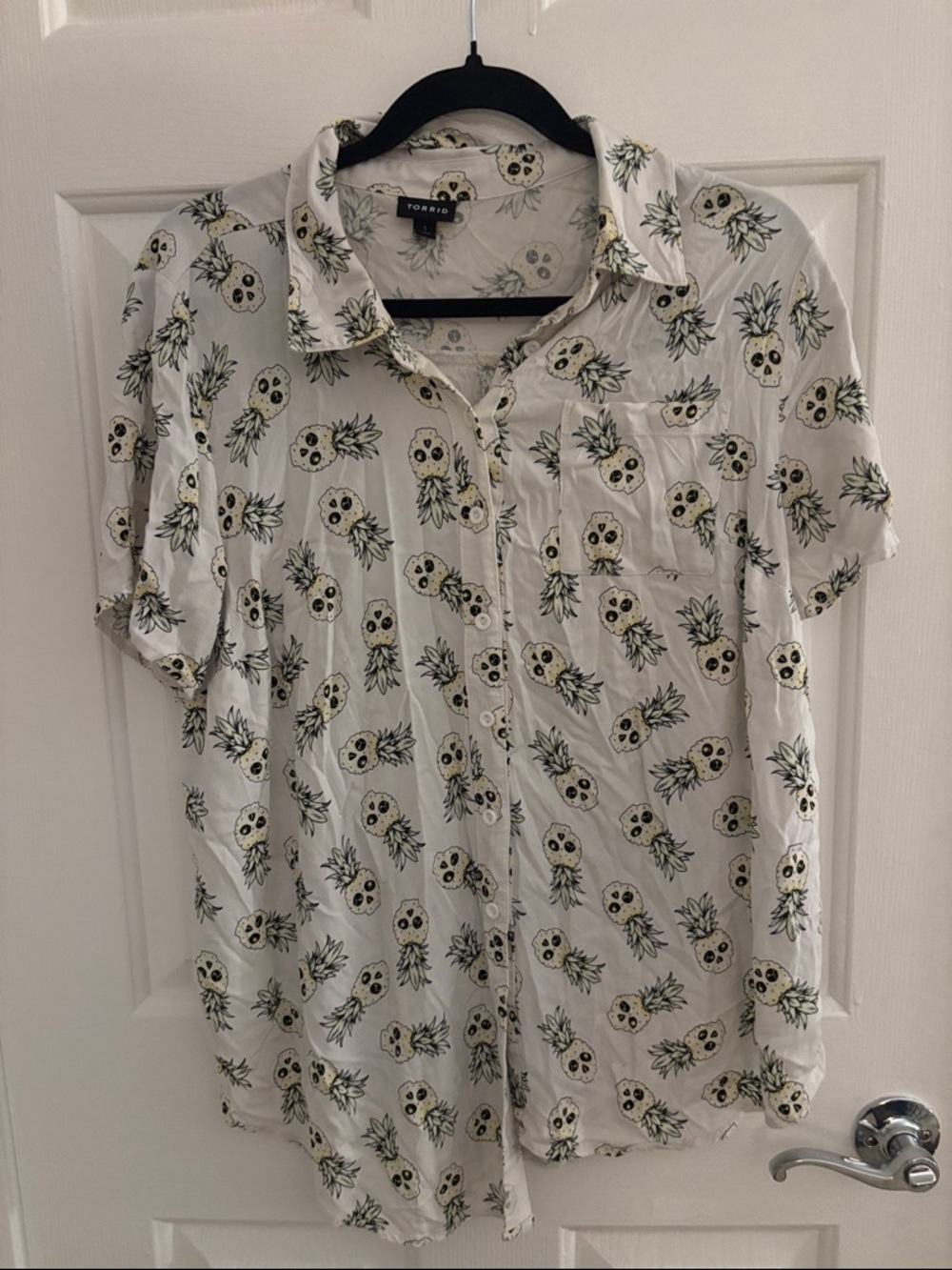 torrid White Short-Sleeve Button-Up Shirt with Pineapple Skull Print